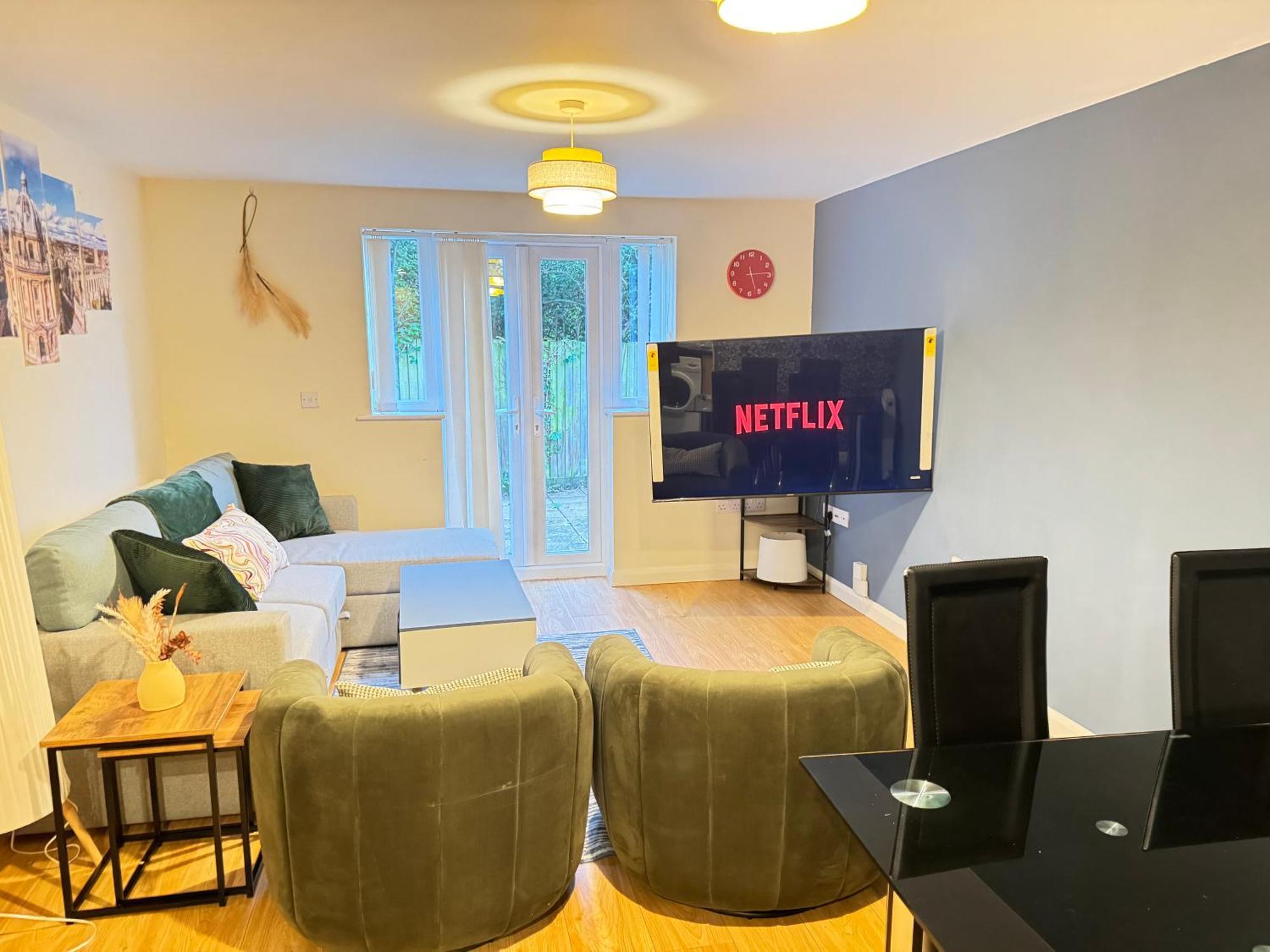 The Vogue Stay, 3 Bedrooms, 2 Bathrooms, Ideal For Jr & Oxford Hospitals, Free Carpark, Conveniently Located For Ring Road Access, 2 Miles From Oxford City Centre Easy Car & Bus Route Экстерьер фото